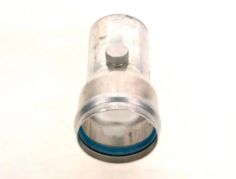 Bosch-Adapter aus Metall mit einer runden Öffnung und einem blauen Dichtungsring, ausgestattet mit einer Schraube zur Befestigung, auf heller Unterlage.